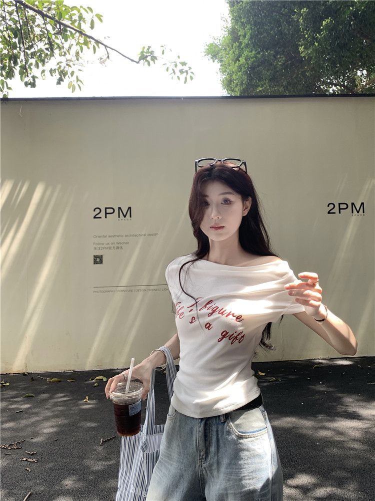 T-Shirt mit einem Kragen und Ärmeln für Damen im Sommer 2025, mit Buchstabendruck, der sie schlank und schick aussehen lässt._voghion.com