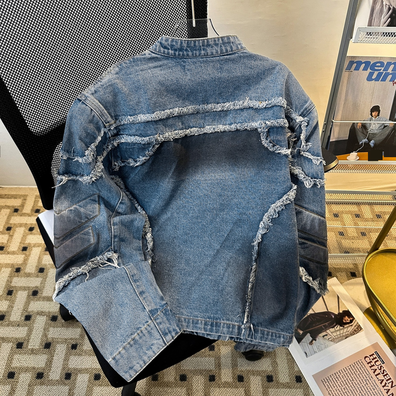 Herrenbekleidung: Amerikanische, strapazierfähige, kurze Jacke mit geprägten Schulterpolstern, robuste, im Retro-Stil gehaltene Denim-Reitjacke mit Stehkragen und rohen Kanten_voghion.com