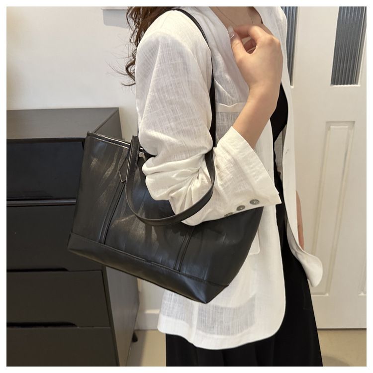 Commuter 2024 new trendy tote with simple temperament and large capacity shoulder bag for women_voghion.com