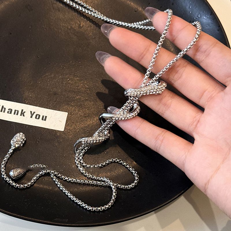 Diamantbesatt, viklet lite slangekjede, enkelt, eksklusivt, stilig og fasjonabel genserkjede, nisje- og kald stil_voghion.com
