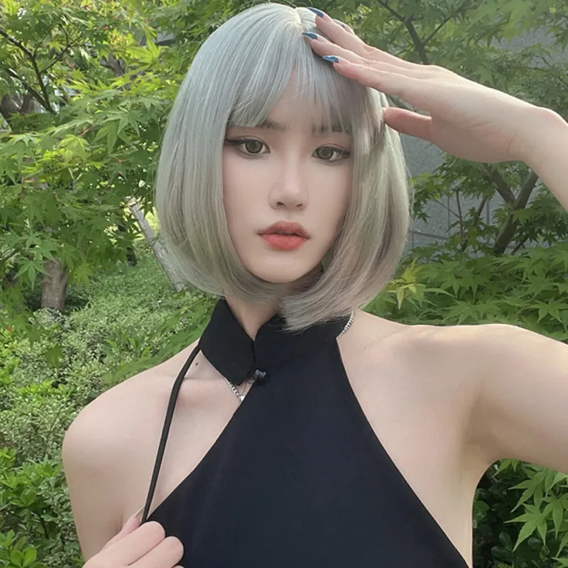 Vruće prodavana siva bob sintetička prirodna kosa s pahuljastim šiškama za žene kratke ravne perike otporne na toplinu svakodnevna cosplay perika_voghion.com