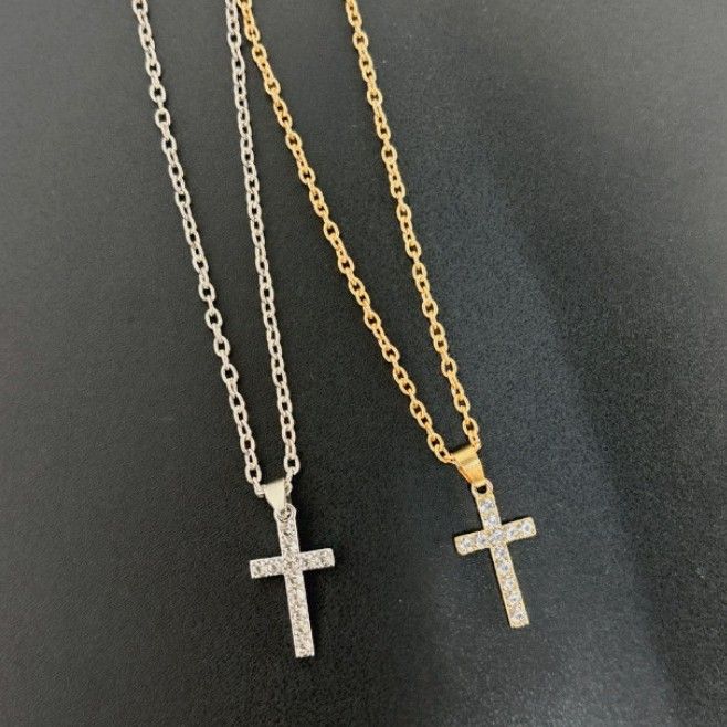 Accessori Collana con croce in metallo sottile, geometrica, semplice e versatile, con micro intarsi di strass, per donna_voghion.com