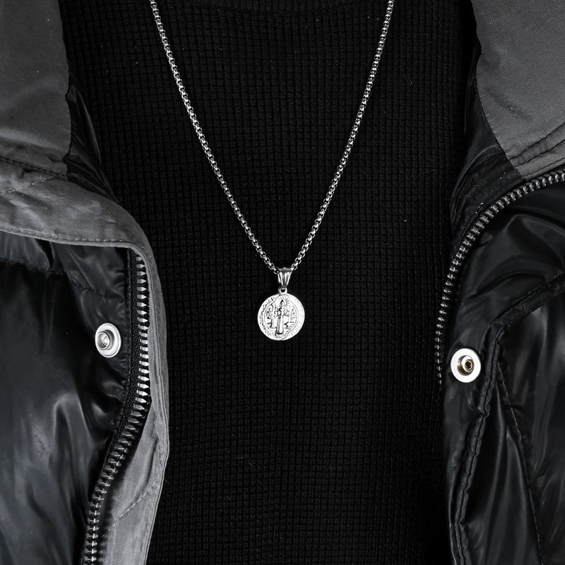 Collana in acciaio inossidabile con moneta rotonda in titanio da uomo e da donna, raffigurante San Benedetto l'Esorcista_voghion.com