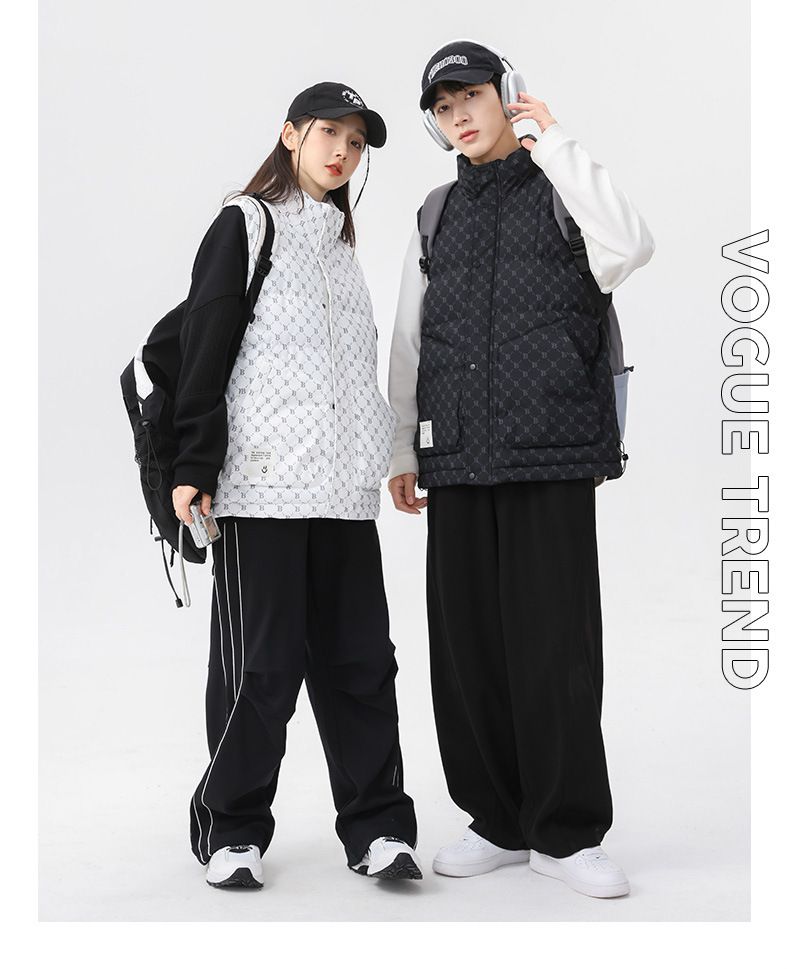 Damenmode-Paar trägt ärmellose Weste, lockere Außenkleidung, Modemarke und warmen Baumwollmantel_voghion.com