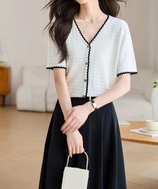 Xiaoxiangfeng T-shirt à manches courtes en tricot de soie glacée à col en V pour femme 2024 Été Nouveau Style Petite chemise occidentale_voghion.com