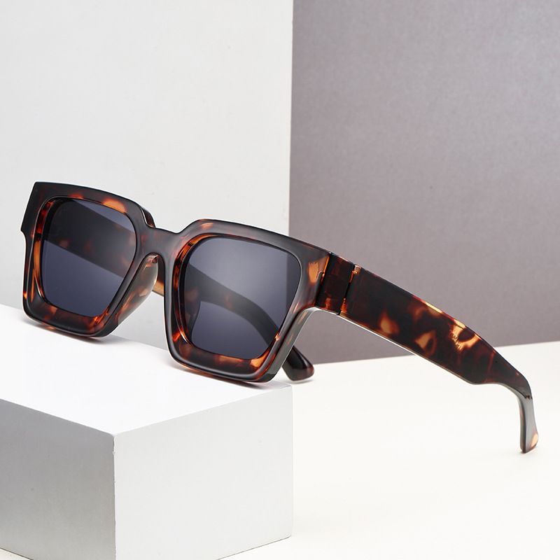 Nuovi occhiali da sole quadrati semplici con montatura nera e protezione UV alla moda_voghion.com