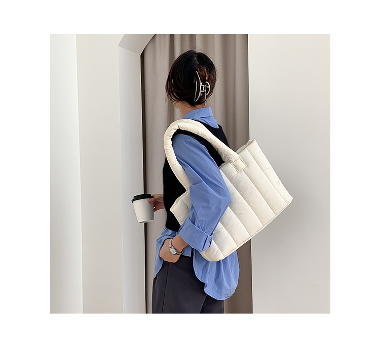 Down Bag Women's 2023 Autunno e inverno New Casual Women's Bag Niche borsa tote monospalla imbottita in cotone a righe di grande capacità_voghion.com