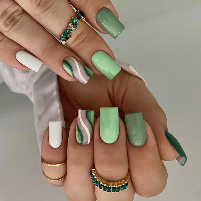 Combinazione di colori a strisce verdi per un miglioramento minimalista, unghie finte quadrate da medie a lunghe, set di toppe per unghie staccabili da 24_voghion.com