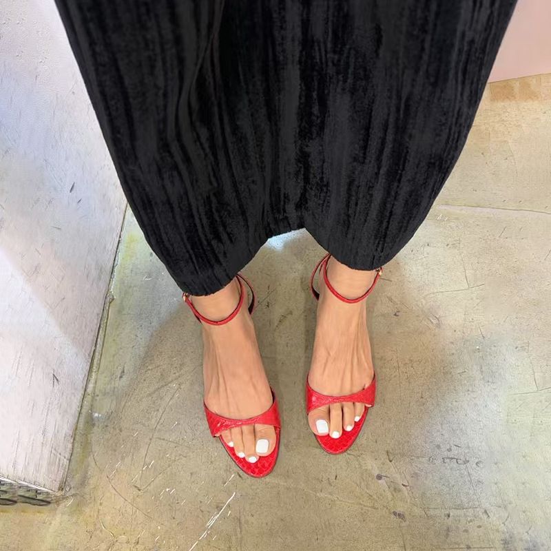 Versione coreana delle scarpe da donna in pelle con punta aperta e cinturino Hundred con punta a gattino, squisita nuova moda primavera ed estate 2025_voghion.com