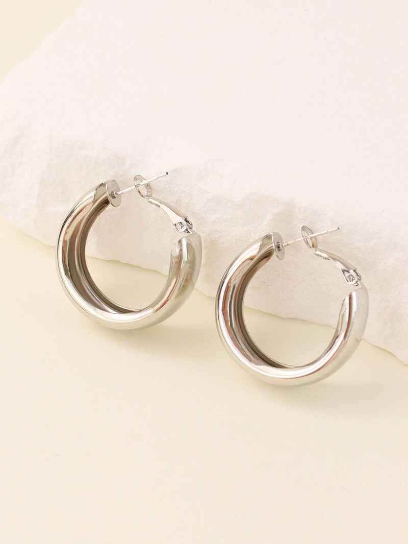A pair of European and American cool exaggerated metal wide edge lap earrings_voghion.com