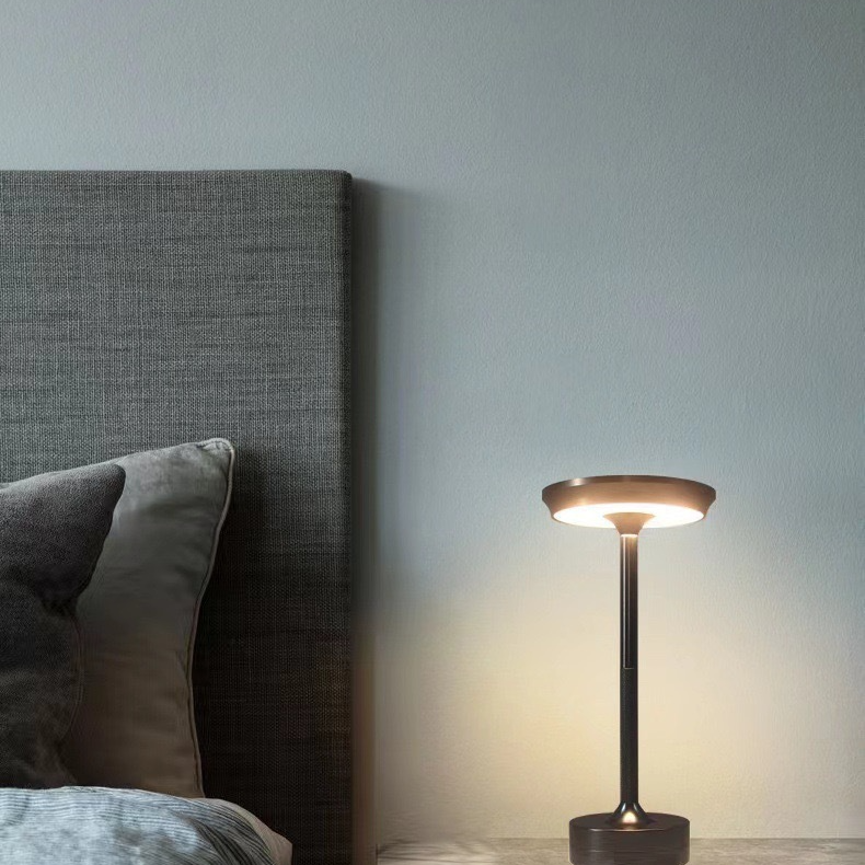 Luci notturne Lampada da scrivania touch in alluminio a forma di disco volante Lampada da tavolo per hotel e ristoranti Lampada di ricarica Lampada in metallo Decorazione Lampada da scrivania piccola retrò_voghion.com
