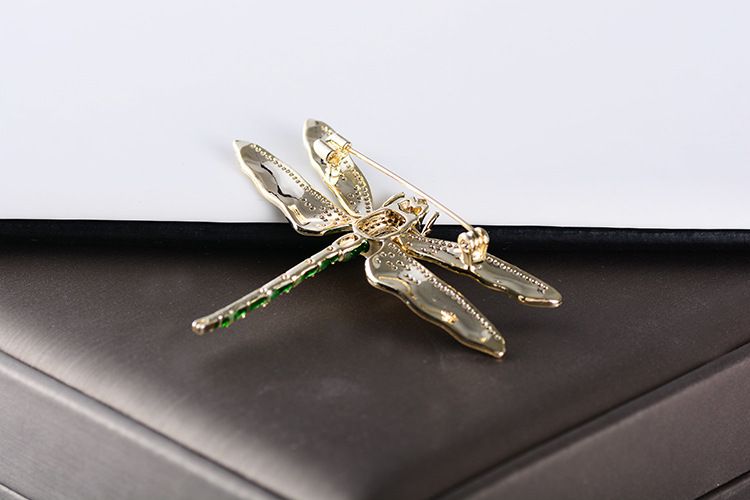Spilla con zircone a forma di libellula con goccia di olio e smalto temperamento_voghion.com