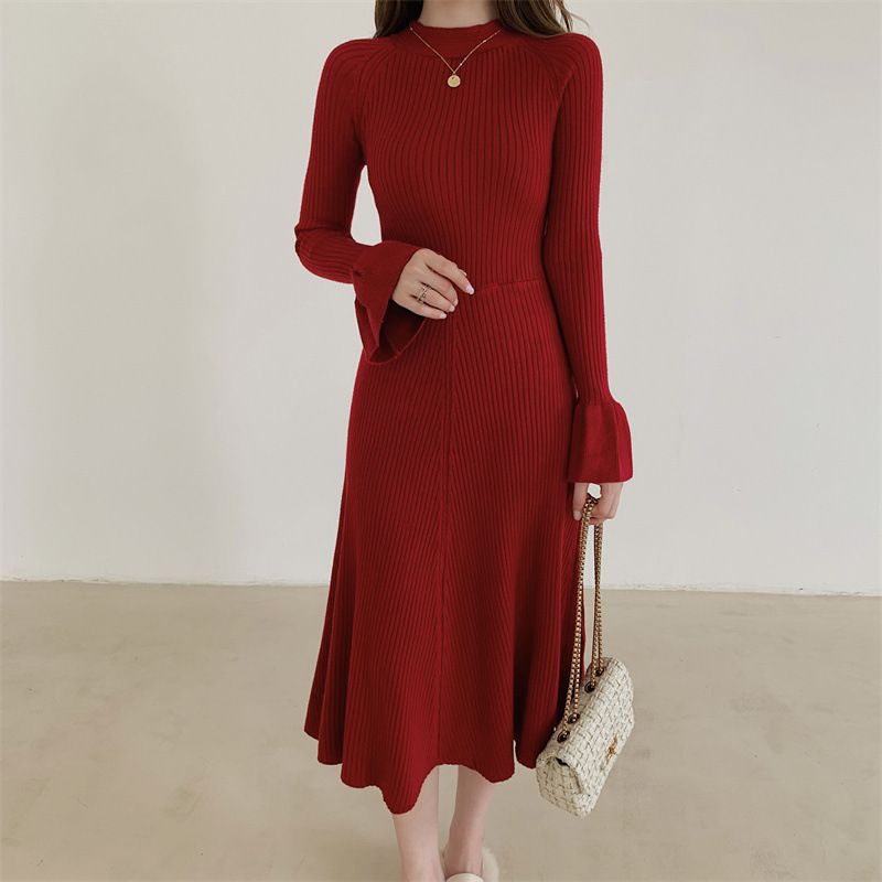 Abito in maglia con scollo a V e maniche a campana alla moda per donna; un design di minoranza con vita sottile ed effetto snellente_voghion.com
