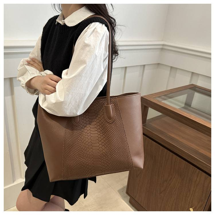 Large-capacity Simple Portable Tote Bag New Autumn And Winter Joker Advanced Commuter One-shoulder Underarm Bag_voghion.com