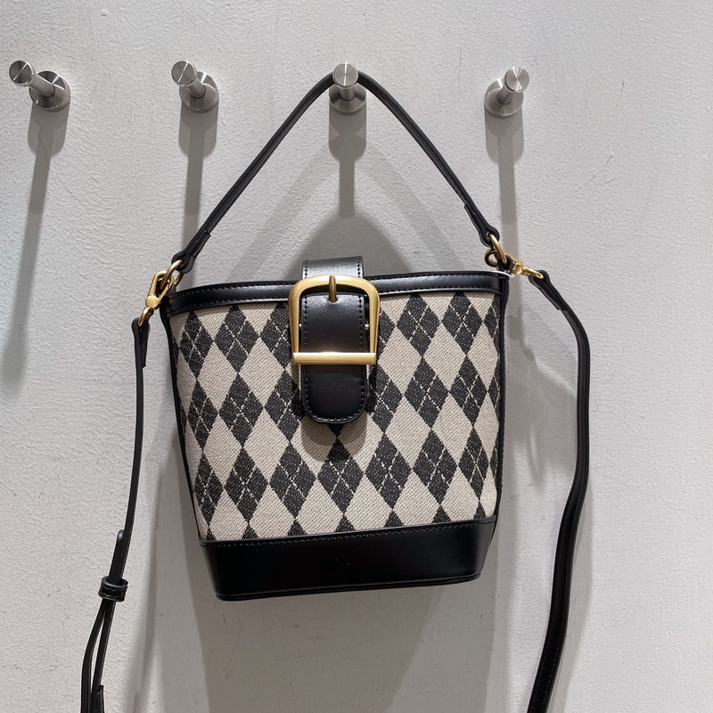 UR Niche Design 2023 New High-end Retro Handbag Rhombus Single Shoulder Messenger bucket bag factory direct sales_voghion.com
