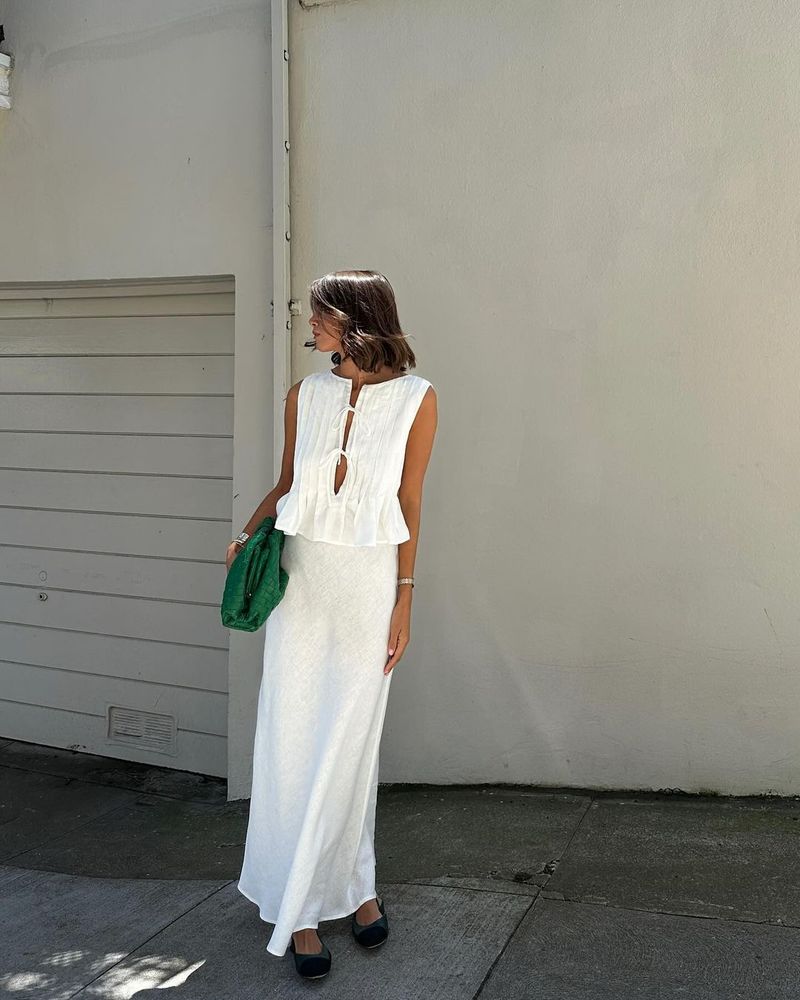 Completo da donna europeo e americano, primavera ed estate 2025, in cotone e lino, senza maniche, due pezzi, con camicia e gonna lunga da donna con spalline sottili._voghion.com