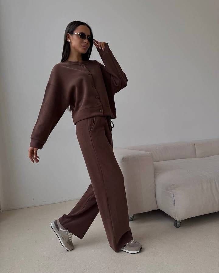 "Tuta da donna corta con scollo rotondo, pullover slim fit e pantaloni affusolati, streetwear leggero (marrone/grigio/bianco/nero/rosso)"_voghion.com