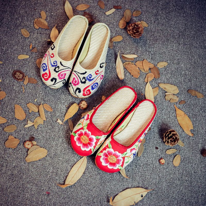 Hausschuhe, Hausschuhe mit Blumenmuster, Sommerschuhe aus besticktem Stoff für Damen, Sandalen, niedrige Absätze, Hausschuhe mit flachem Boden_voghion.com