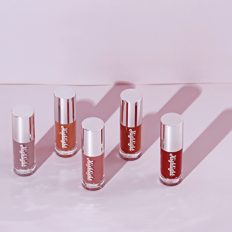 Nude-Creme-Textur, satte Farbe, Highlight-Spiegel, Highlight-Lipglasur, Lipgloss mit Wasserlicht._voghion.com