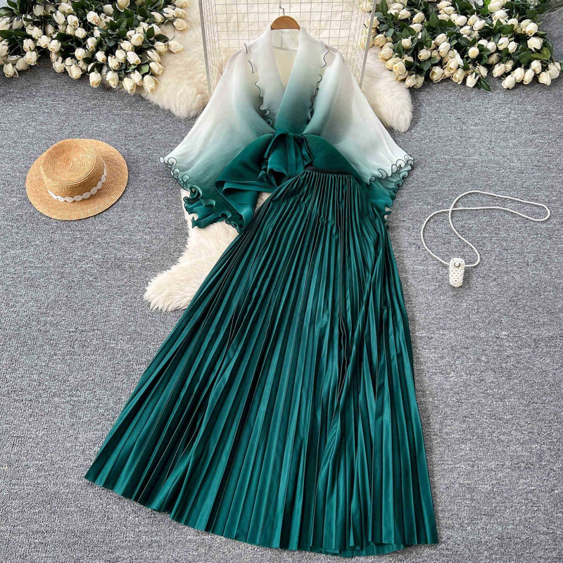 Abbigliamento da donna con spalline a cerniera e cardigan con colori sfumati, gonna a pieghe a vita alta, tailleur due pezzi_voghion.com