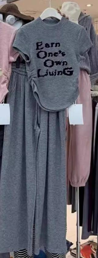 Design di abbigliamento da donna, maglietta a maniche corte slim, pantaloni piccoli e abito due pezzi_voghion.com