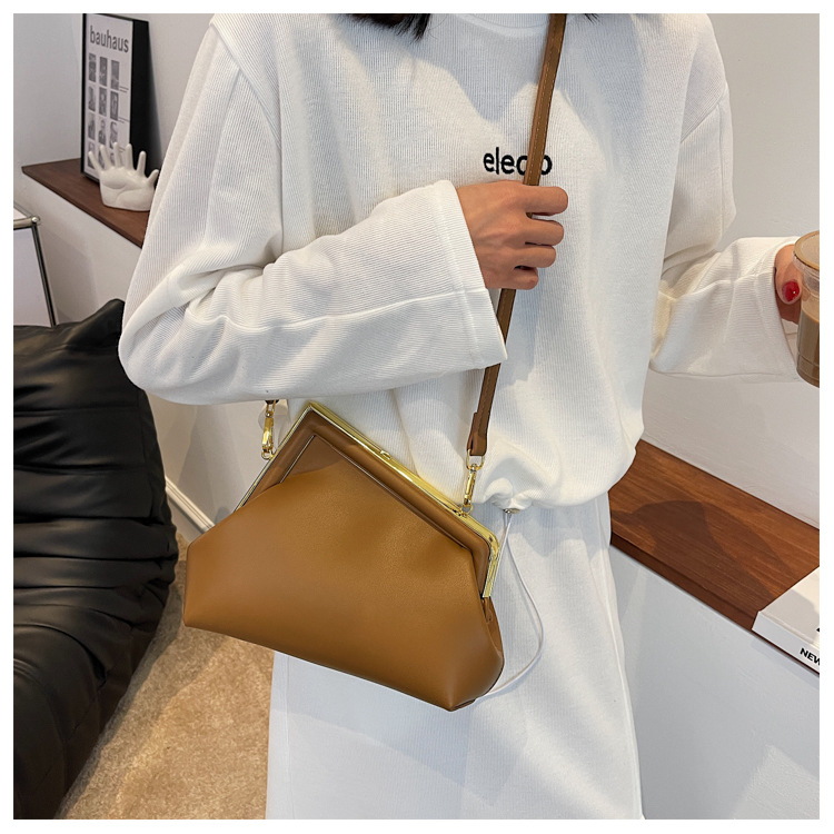 Borsa da donna Borsa a tracolla nuovo stile Borsa a tracolla semplice vintage europea e americana La popolare borsa con clip in metallo di quest'anno_voghion.com