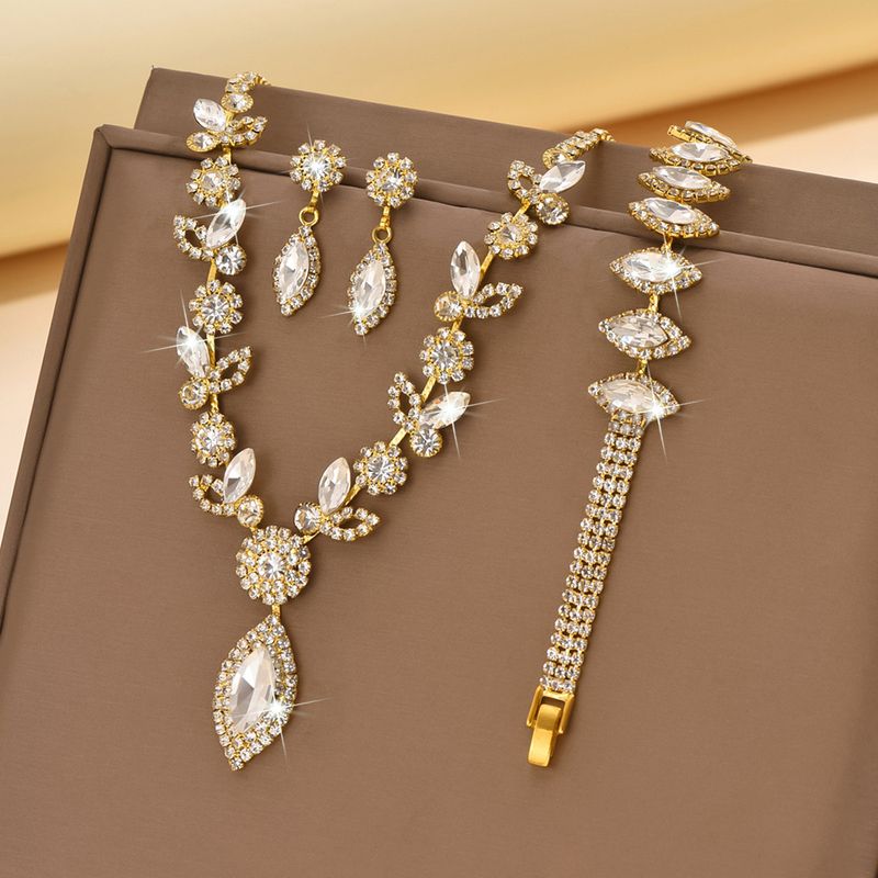 Set di gioielli da donna, gioielli di moda all'ingrosso, set di gioielli da sposa con fiori in cristallo bianco, collana, accessori per abiti da sposa e banchetti alla moda._voghion.com