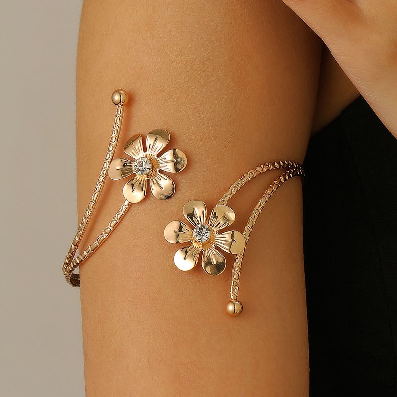 Anello in metallo con fiore esagerato, intarsiato di diamanti, nuovo braccialetto a braccio aperto, semplice e alla moda, a forma di farfalla e stella marina_voghion.com