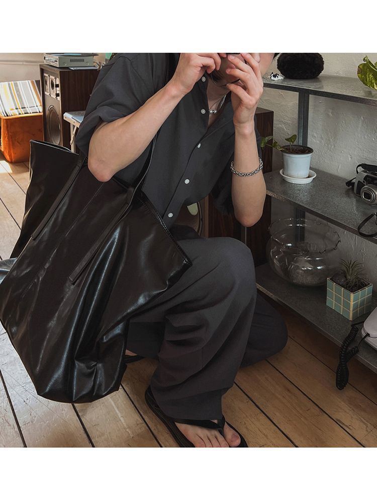Completo casual da ufficio ispirato: camicia a maniche corte con spalle scese e pantaloni dritti e comodi, leggero misto poliestere-lino per l'estate_voghion.com