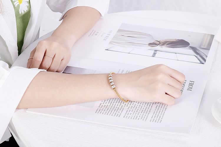 Bracciale da donna elegante in acciaio al titanio con chiusura magnetica, strass e perline portafortuna, braccialetto regolabile alla moda per l'uso quotidiano_voghion.com