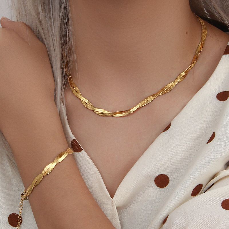 Bijoux pour femmes, design de niche, chaîne de clavicule à deux brins tressée en forme d'arête de poisson, bracelet en acier inoxydable plaqué or K, collier_voghion.com