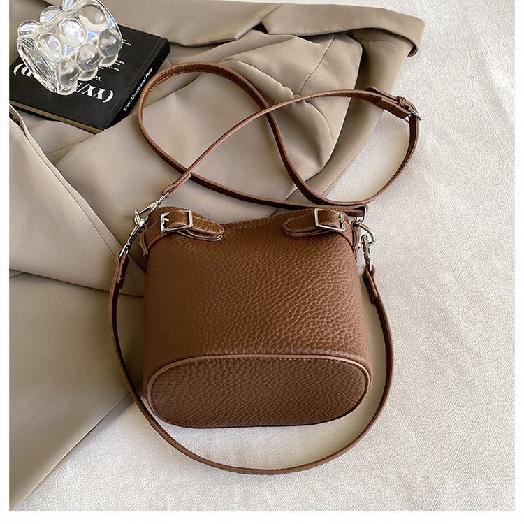 Piccola nicchia design secchiello madre 2024 nuova personalità alla moda luce lusso autunno e inverno spalla singola tracolla_voghion.com