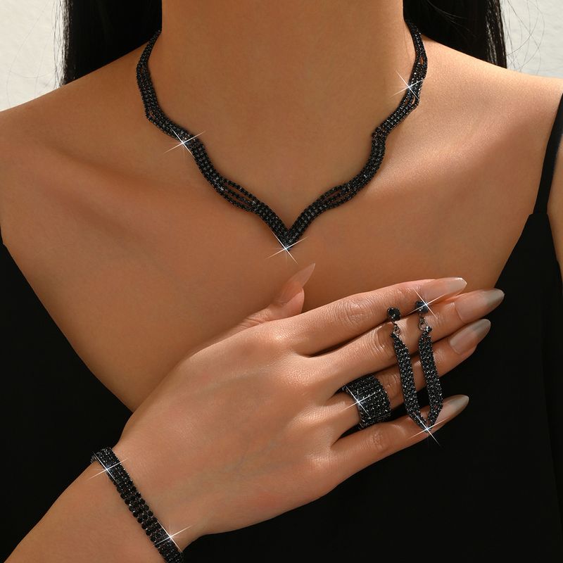 Set di gioielli da sposa con collana, orecchini, bracciale e anello, quattro pezzi, catena con griffe e strass_voghion.com