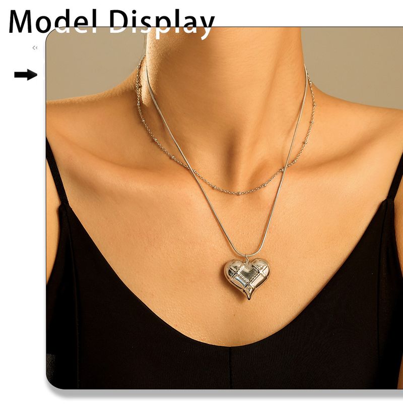 Hollow Plaid Heart-shaped Pendant Necklace Made Of Stainless Steel PVD Vacuum Layered, High-end Clavicle Chain_voghion.com