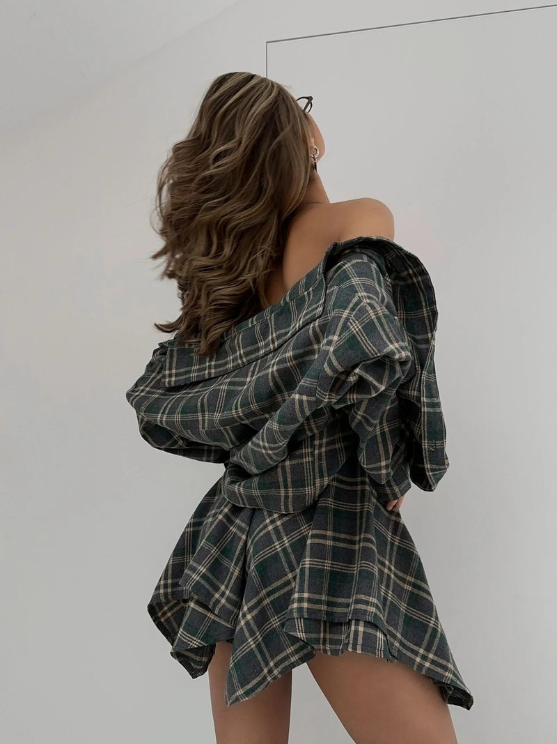 „Komplet damski: koszula w kratę i spódniczka mini – dwuczęściowy zestaw w stylu retro streetwear (szary/czerwony/zielony) – elastyczna mieszanka poliestru dla swobodnego stylu”_voghion.com
