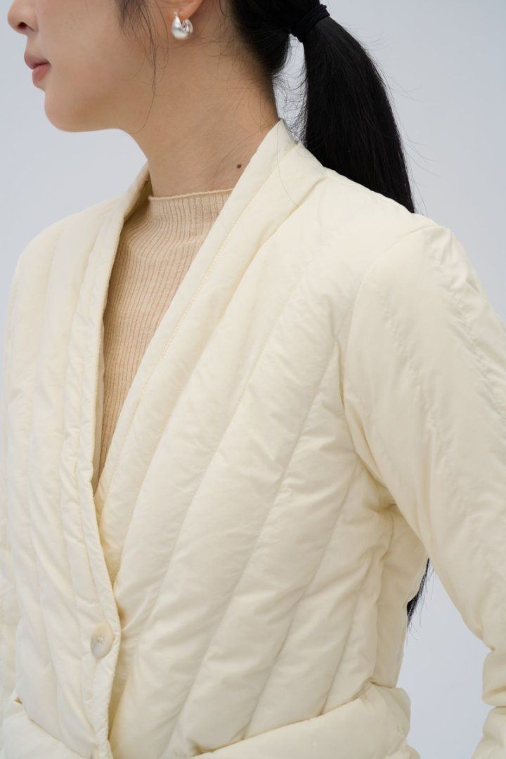 Women's Short Jacket 2025 New Korean Style V-Neck White Duck Down Inner Liner Warm Stylish Lightweight Slim Fit Coat_voghion.com