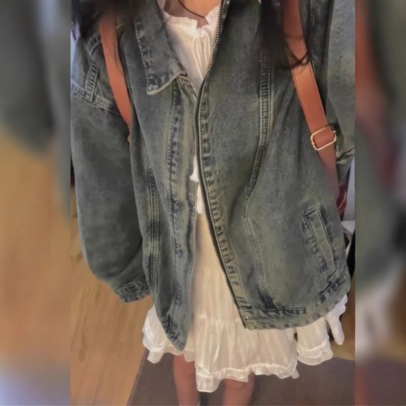 La tendencia de moda de este año es una hermosa chaqueta vaquera lavada con cremallera y abertura, pantalones cortos de primavera y otoño para mujer._voghion.com