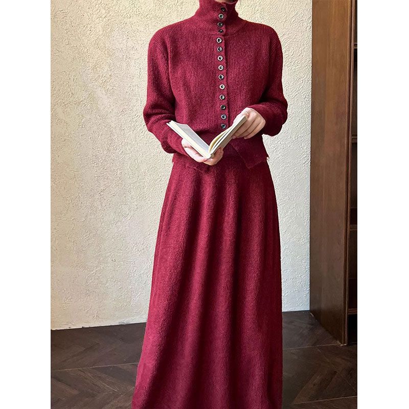 Completo con maglione e gonna in morbida maglia di ispirazione vintage - Elegante completo da due pezzi con design a bottone singolo per donna_voghion.com