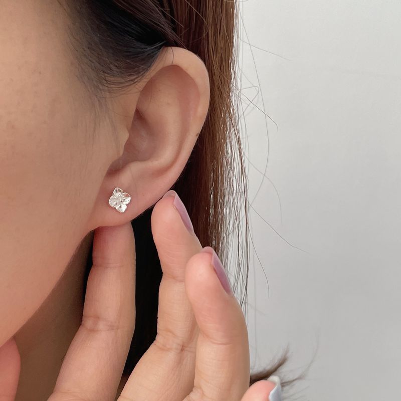 Tiqi Argento puro 999 Temperamento semplice Fiore di ciliegio per le donne Dolce e squisito Fibbia a vite Foro per l'orecchio Fiore_voghion.com