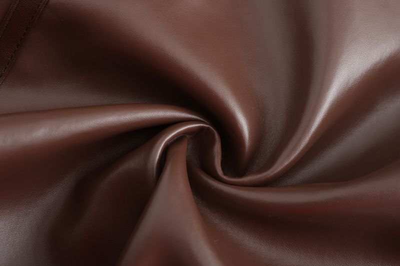 Giacca da uomo in pelliccia di montone spessa e pesante, a maniche lunghe, realizzata a mano in Svizzera_voghion.com