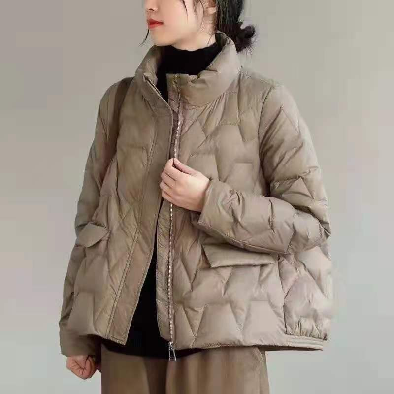 Casaco feminino leve com gola alta e pato branco quente_voghion.com