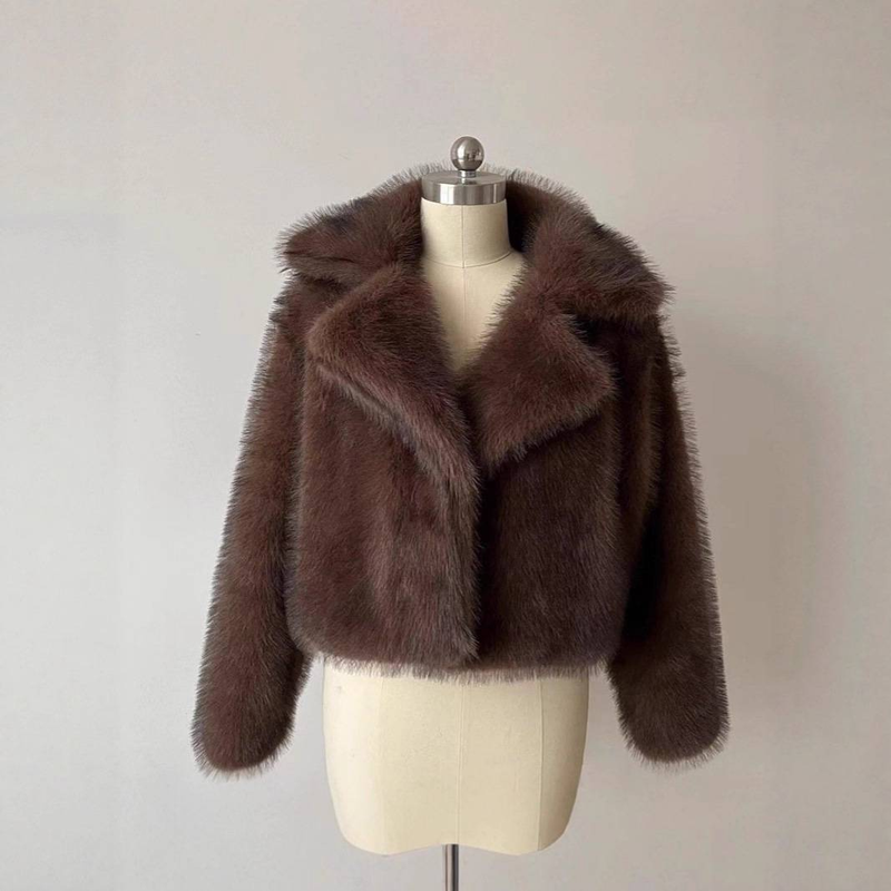 Damenbekleidung Wintermantel aus Kunstpelz, modisch, trendiger Mantel aus Kunstpelz, kurze Jacke, Wintermode, umweltfreundlich gefärbt, fuchspelzartiger Mantel mit Taschen_voghion.com
