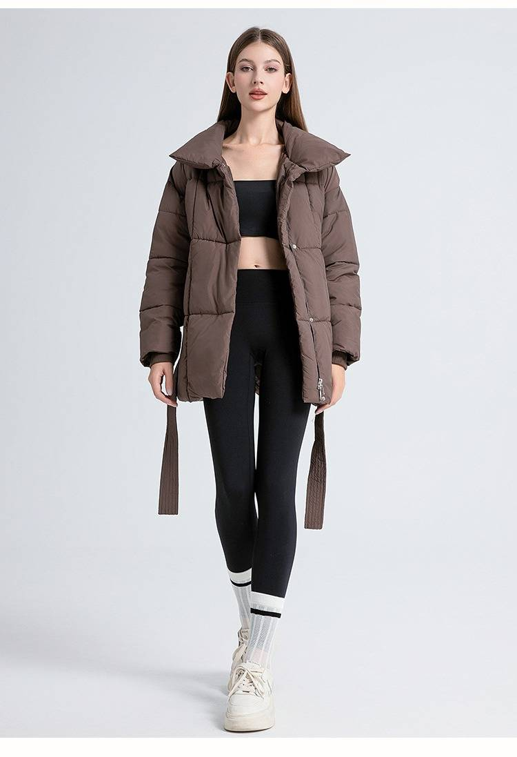 Dames halflange gewatteerde jas met riem, wintermode-bovenkleding - Slim fit met afneembare capuchon, zwart/wit/koffie_voghion.com