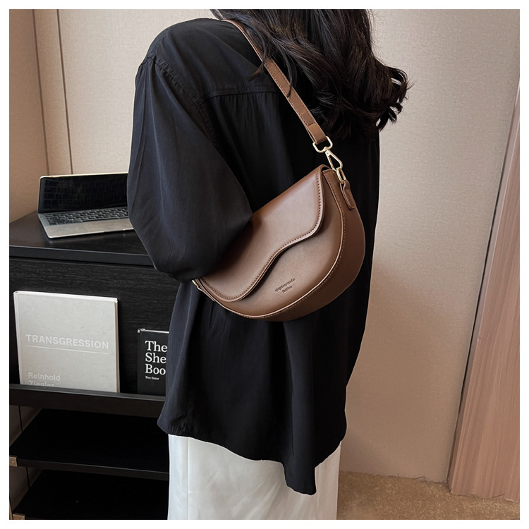 Texture Small Bag Female 2023 New Popular Retro Hundreds Of Crossbody Bag Fashion Shoulder Armpit Bag Small Square Bag_voghion.com