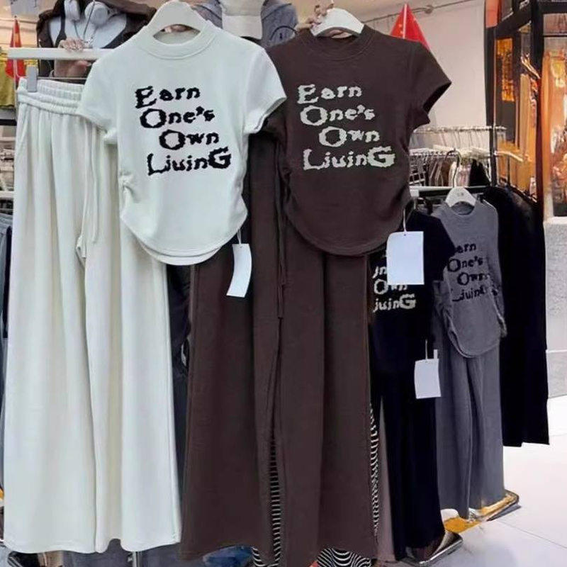Design di abbigliamento da donna, maglietta a maniche corte slim, pantaloni piccoli e abito due pezzi_voghion.com