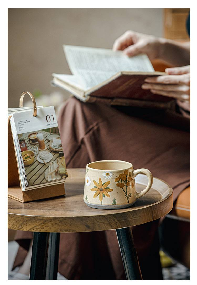 Hermosa taza de café de cerámica estilo medieval hecha a mano retro_voghion.com