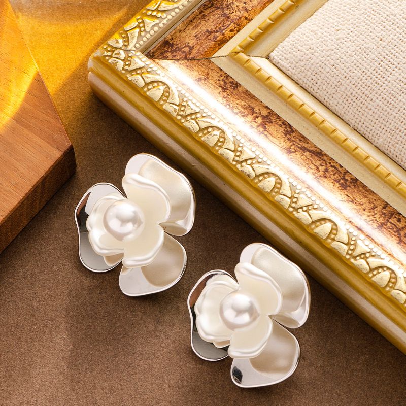 Modische kleine duftende exquisite Perlenblume für Frauen mit einem Gefühl von leichtem Luxus, süße silberne Nadel_voghion.com