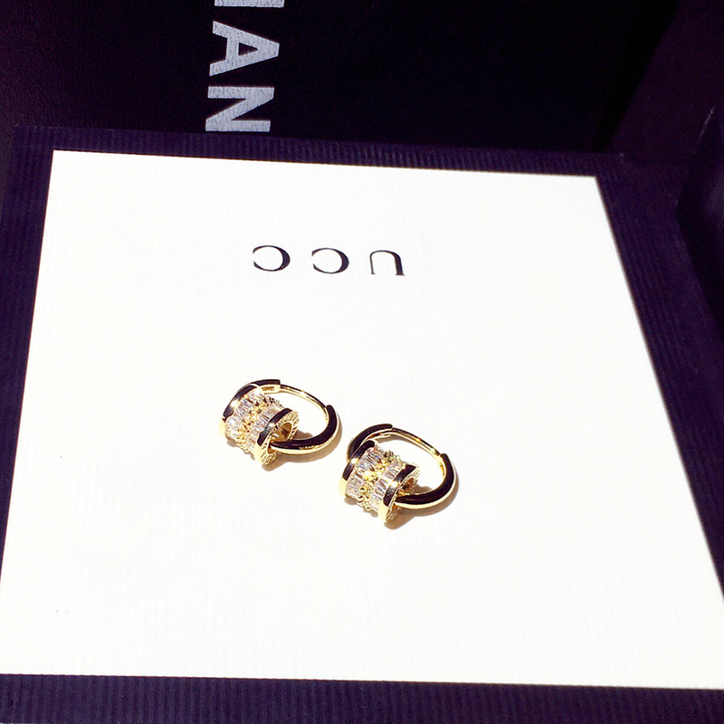 Designer-Ohrringe mit exquisitem, rundem, superglänzendem Zirkon, exquisite, vergoldete Luxus-Temperament-glänzende Elite-Ohrringe für Damen_voghion.com