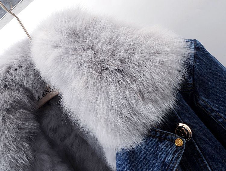 Giacca corta da donna in denim di piccole dimensioni, alla moda, con collo in pelliccia di volpe e fodera in pelliccia di coniglio, stile autunno e inverno_voghion.com