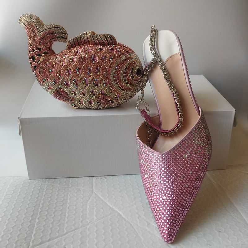Komplettset mit spitzen Damenschuhen mit Kristallen, spitzen Stiletto-High Heels und Abendtasche aus Kristallen für Damen_voghion.com